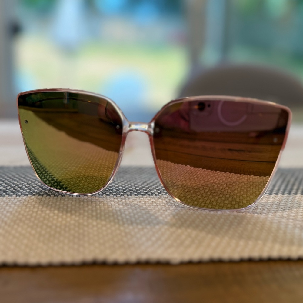 Stylish Pink Sunglasses with Mirrored Green Lenses